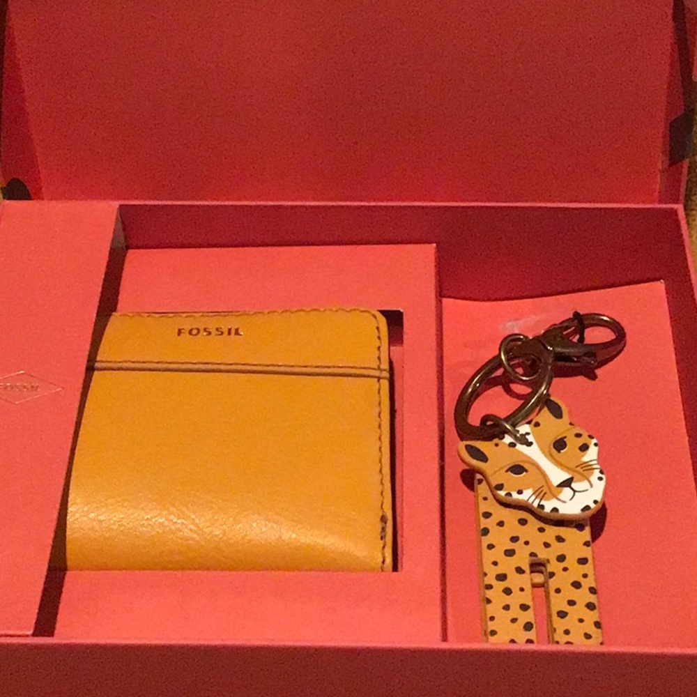 Final sale price❗️NWT Fossil gift set wallet  w/ cute key ring No offers please